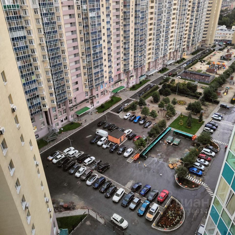 Современный жилой комплекс в Екатеринбурге. Просторный двор с парковкой и зелеными насаждениями. Удобное расположение, 16 этаж.