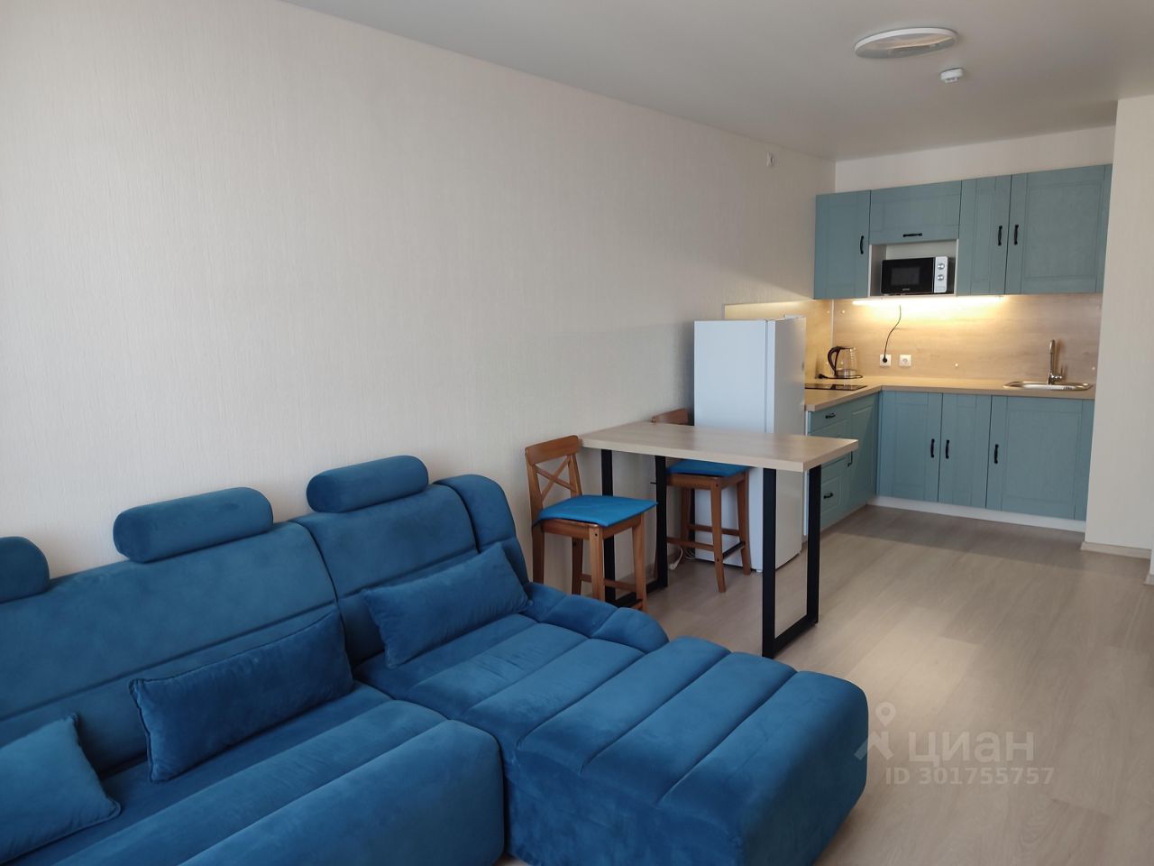 Современная квартира в Екатеринбурге, 40 кв.м, 16 этаж, просторная кухня 18 кв.м, уютная гостиная 14 кв.м, светлая и стильная.