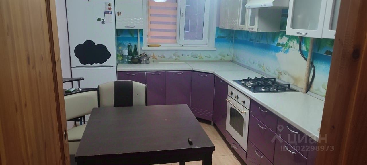 Уютная кухня с ярким дизайном, современная техника, просторные шкафы. Квартира в аренду, 83 кв.м, 4 комнаты, Екатеринбург, 3 этаж.