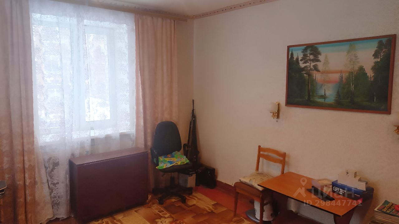 Светлая комната с большим окном, уютными шторами и картиной на стене. Идеальное место для отдыха и работы. Город: Екатеринбург.