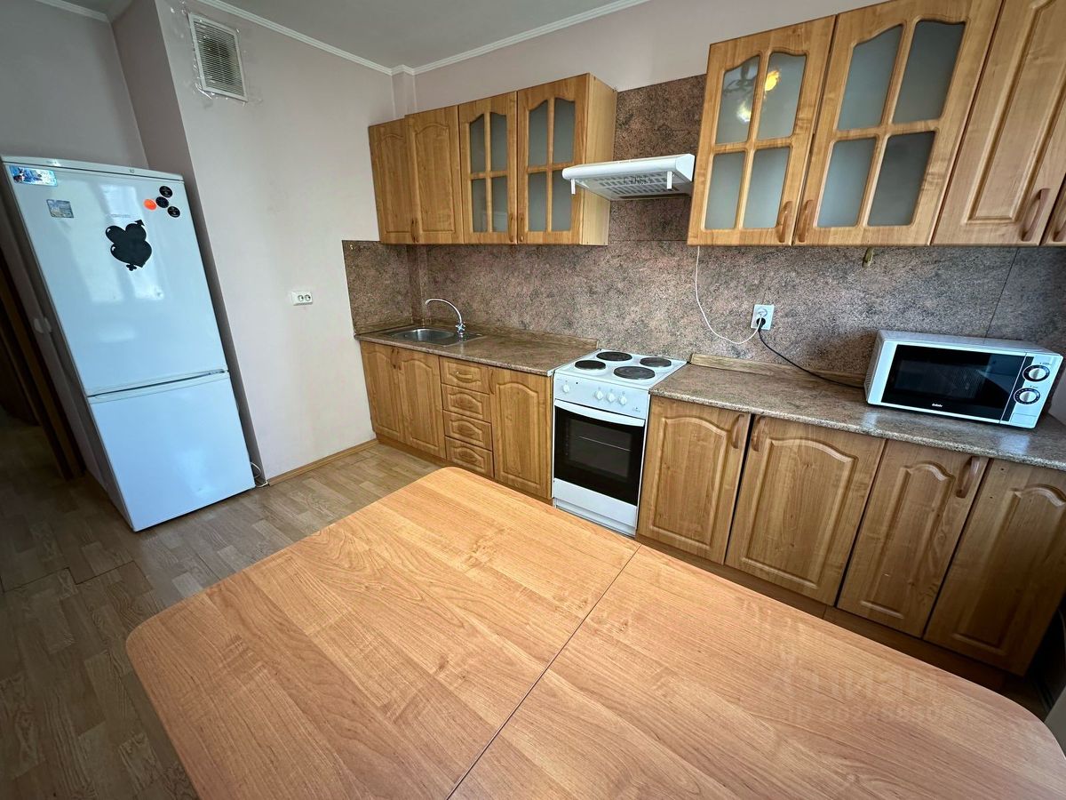 Светлая кухня с современной техникой и просторными шкафами. Отличное состояние, готова к использованию. Удобное расположение в Екатеринбурге.