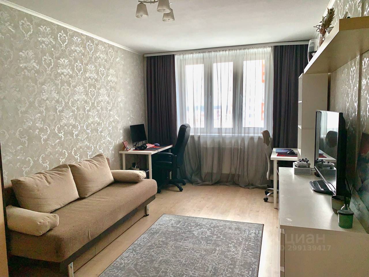 Светлая однокомнатная квартира в Екатеринбурге. Просторная комната с рабочей зоной, современный ремонт, 11 этаж, 34.7 кв.м.