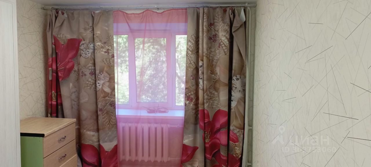 Уютная квартира в Екатеринбурге, 30 кв.м, 2 этаж, 1 комната, без отделки. Просторное окно с красивыми шторами, светлая комната.