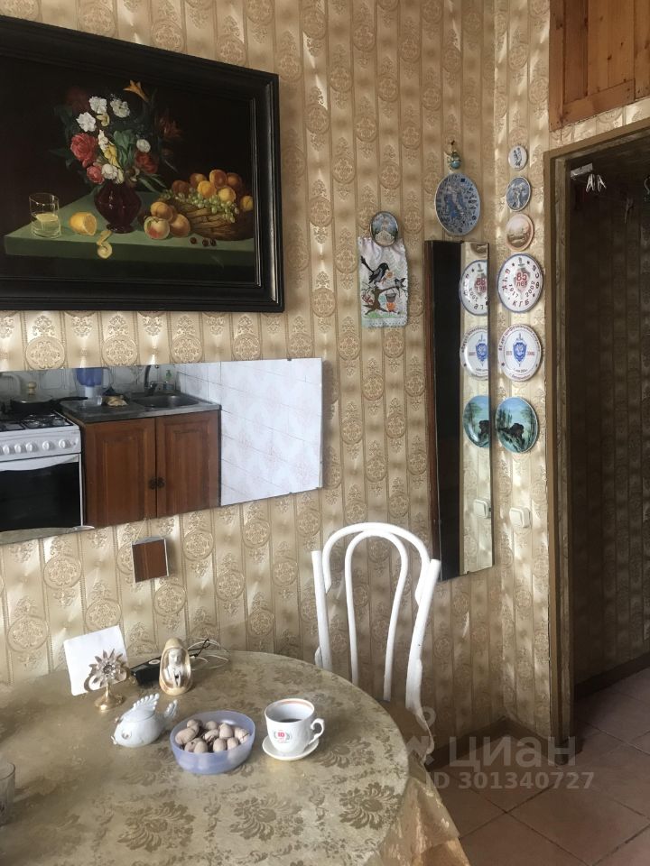 Уютная кухня с обеденной зоной, стильный декор, картина на стене, посуда на полках, светлый интерьер, Екатеринбург, 60.5 кв.м, 2 комнаты