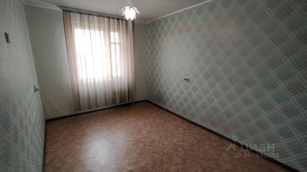 Светлая квартира, 2 комнаты, 48 кв.м, без отделки, 6 этаж, Екатеринбург. Просторная комната с большим окном и светлыми обоями.