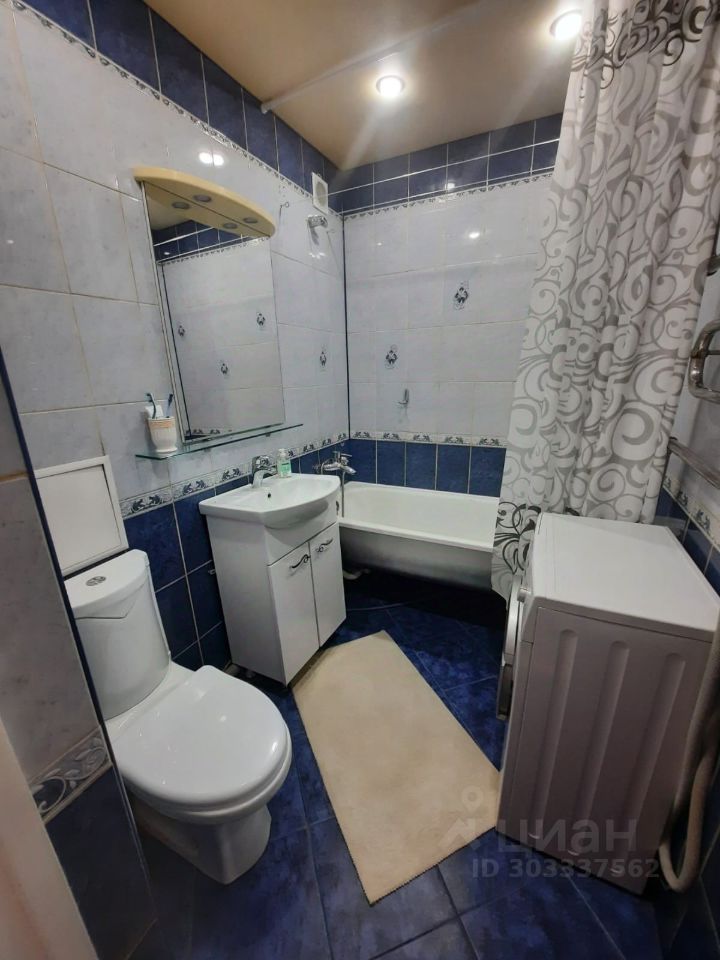 Просторная ванная комната с современной сантехникой и стильной плиткой. Удобная планировка и качественная отделка.