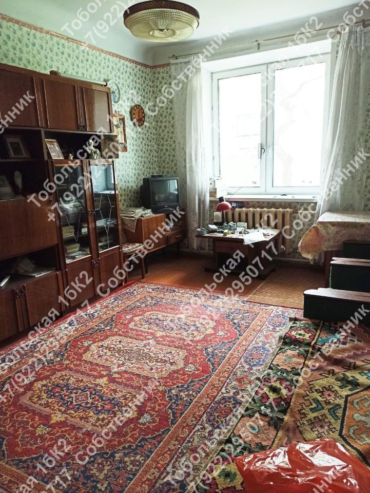 Просторная 2-комн. квартира в Екатеринбурге, 55.4 кв.м, кухня 10 кв.м, гостиная 34.7 кв.м, 1 этаж, без отделки, уютный интерьер с большим окном.