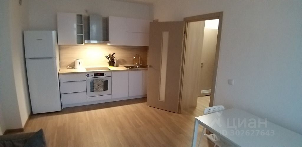 Светлая кухня с современной техникой, просторная комната, свежий ремонт, 9 этаж, Екатеринбург. Общая площадь 39.9 кв.м.