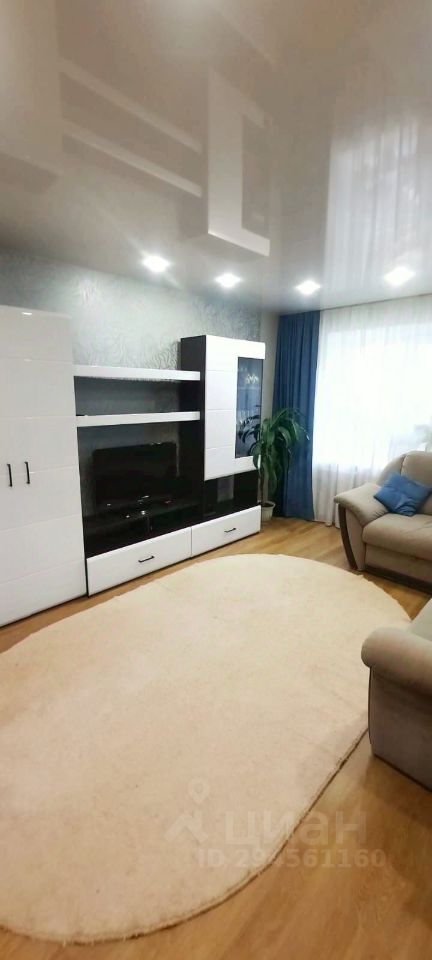 Светлая 2-комнатная квартира в Екатеринбурге, 48.5 кв.м, кухня 12 кв.м, без отделки, 1 этаж, уютная гостиная с мягкой мебелью и большим окном.