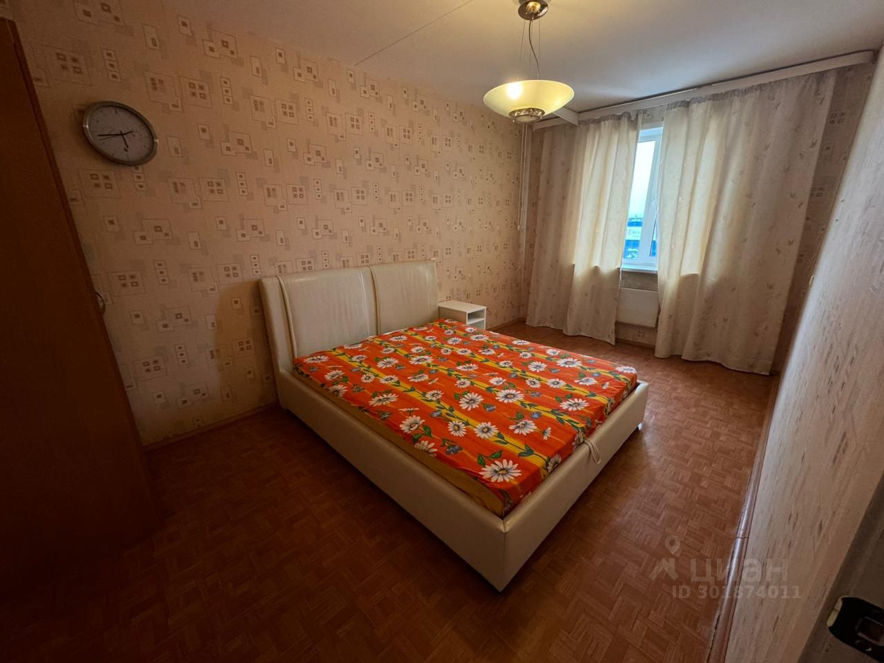 Светлая спальня с большой кроватью, окна с видом на город, уютная атмосфера. Квартира в аренду, 47 кв.м, 2 комнаты, 10 этаж, Екатеринбург.