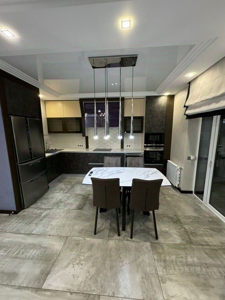 Современная кухня с обеденной зоной, стильный дизайн, встроенная техника. Квартира в Екатеринбурге, 115 кв.м, 3 комнаты, 8 этаж.