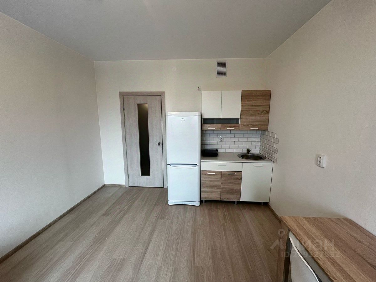Светлая квартира в Екатеринбурге, 26.2 кв.м, кухня 3 кв.м, 18 этаж, без отделки, современная кухня, просторная комната.