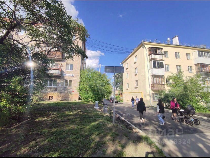 Квартира в Екатеринбурге, 2 этаж, 2 комнаты, 45 кв.м. Уютный двор, зелень, спокойный район, рядом детская площадка.