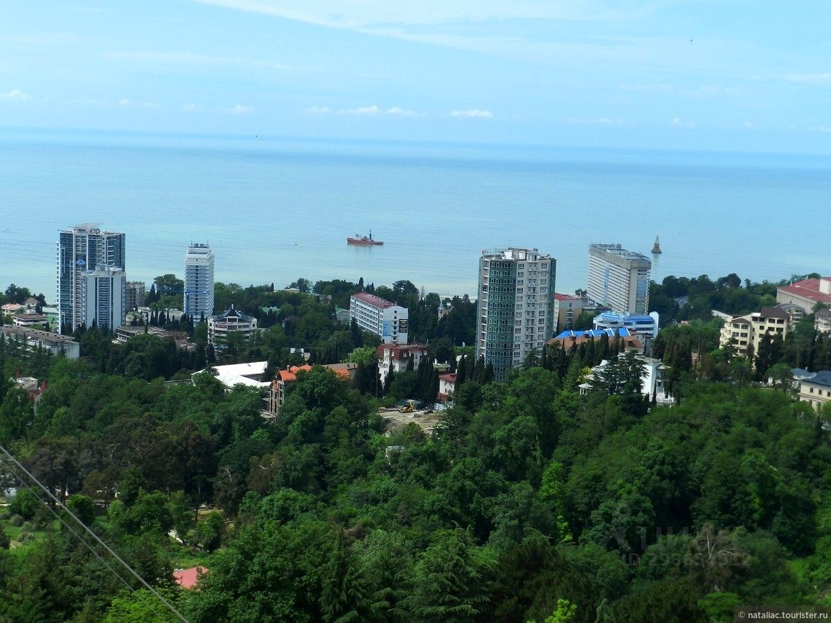 Бытха краснодарский край сочи микрорайон приморье фото. Пляж Бытха Сочи. Гора Бытха. Сочи Бытха море. Гора Бытха в Сочи.