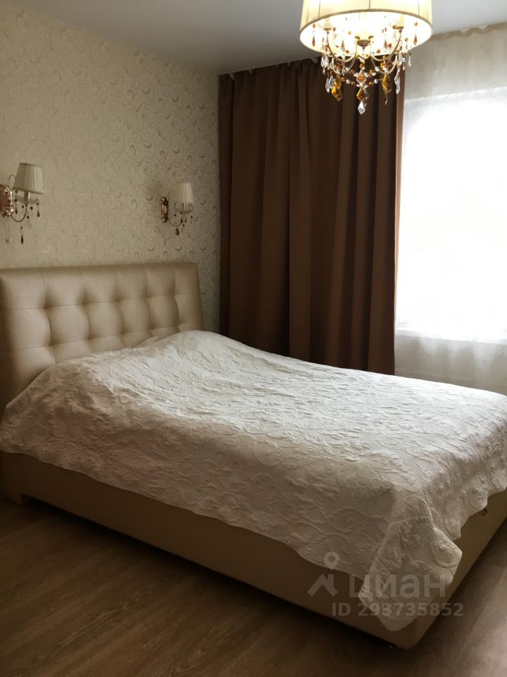 Светлая спальня с большой кроватью и элегантным освещением, уютная атмосфера, окна с плотными шторами, 18 этаж, Екатеринбург