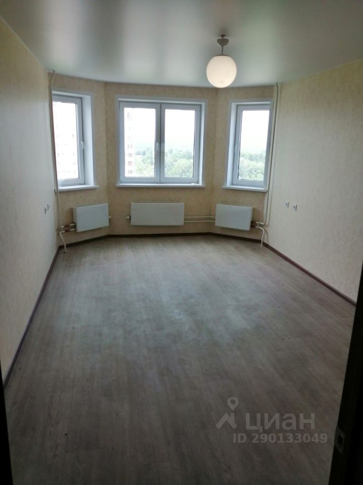 Светлая однокомнатная квартира на 16 этаже в Липецке, площадь 38.9 кв.м, просторная кухня 9.2 кв.м, без отделки, вид на город.
