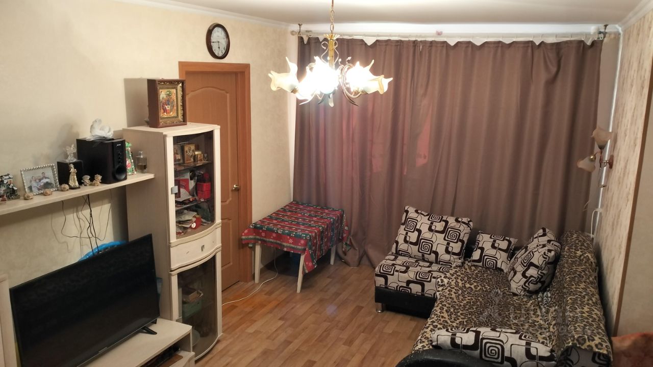Уютная 3-комнатная квартира на 4 этаже в Липецке. Просторная гостиная с мягкой мебелью и стильным освещением.