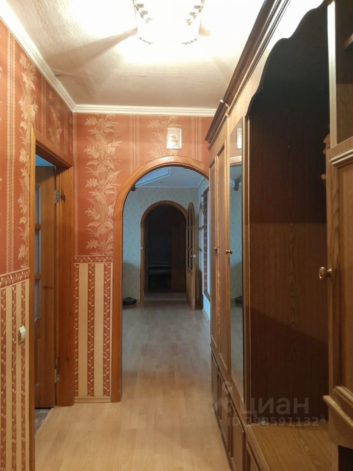 Просторный коридор с арками и встроенными шкафами, светлое помещение, деревянные двери, уютный интерьер. Идеально для семьи.