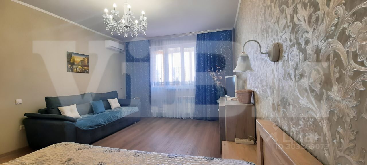 Светлая квартира с просторной гостиной, стильным освещением и уютной мебелью. Идеально для комфортного проживания в Липецке.