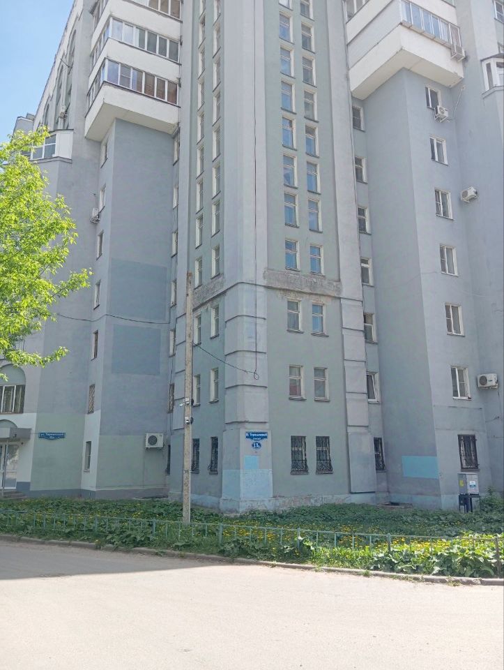 Продается 2-комнатная квартира в Липецке, 10 этаж, площадь 55.4 кв.м, кухня 8.4 кв.м, без отделки. Уютный дом, зеленый двор.