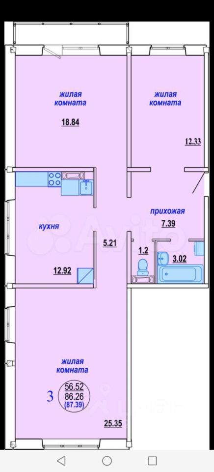 Планировка квартиры включает три жилые комнаты и кухню. Жилая комната площадью 18.84 м² и вторая комната 12.33 м² имеют прямоугольную форму. Кухня 12.92 м² оборудована встроенной мебелью и техникой. Прихожая 7.39 м² соединяет все зоны, обеспечивая удобный доступ. Санузел 3.02 м² включает ванную и туалет. Использованы светлые цвета стен и пола, создающие ощущение простора. Общая стилистика интерьера современная, с акцентом на функциональность и комфорт. Все помещения имеют достаточное естественное освещение благодаря окнам.