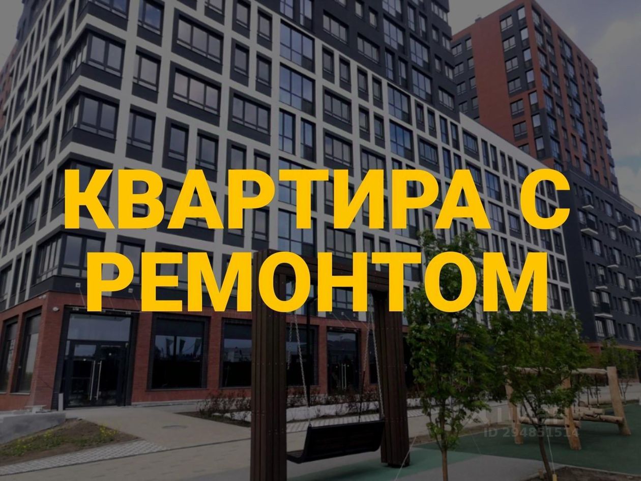 Современное здание в стиле минимализм с крупными окнами и геометрическими формами. Фасад выполнен из сочетания кирпича и стекла, создавая контраст между текстурами. Видна зона входа с широкими окнами, обеспечивающими естественное освещение. Основные цвета — темные оттенки серого и коричневого, что придаёт элегантный вид. Архитектурные элементы включают горизонтальные и вертикальные линии, подчеркивающие динамику здания. На переднем плане расположены зеленые насаждения, которые дополняют общий стиль и создают уютную атмосферу.
