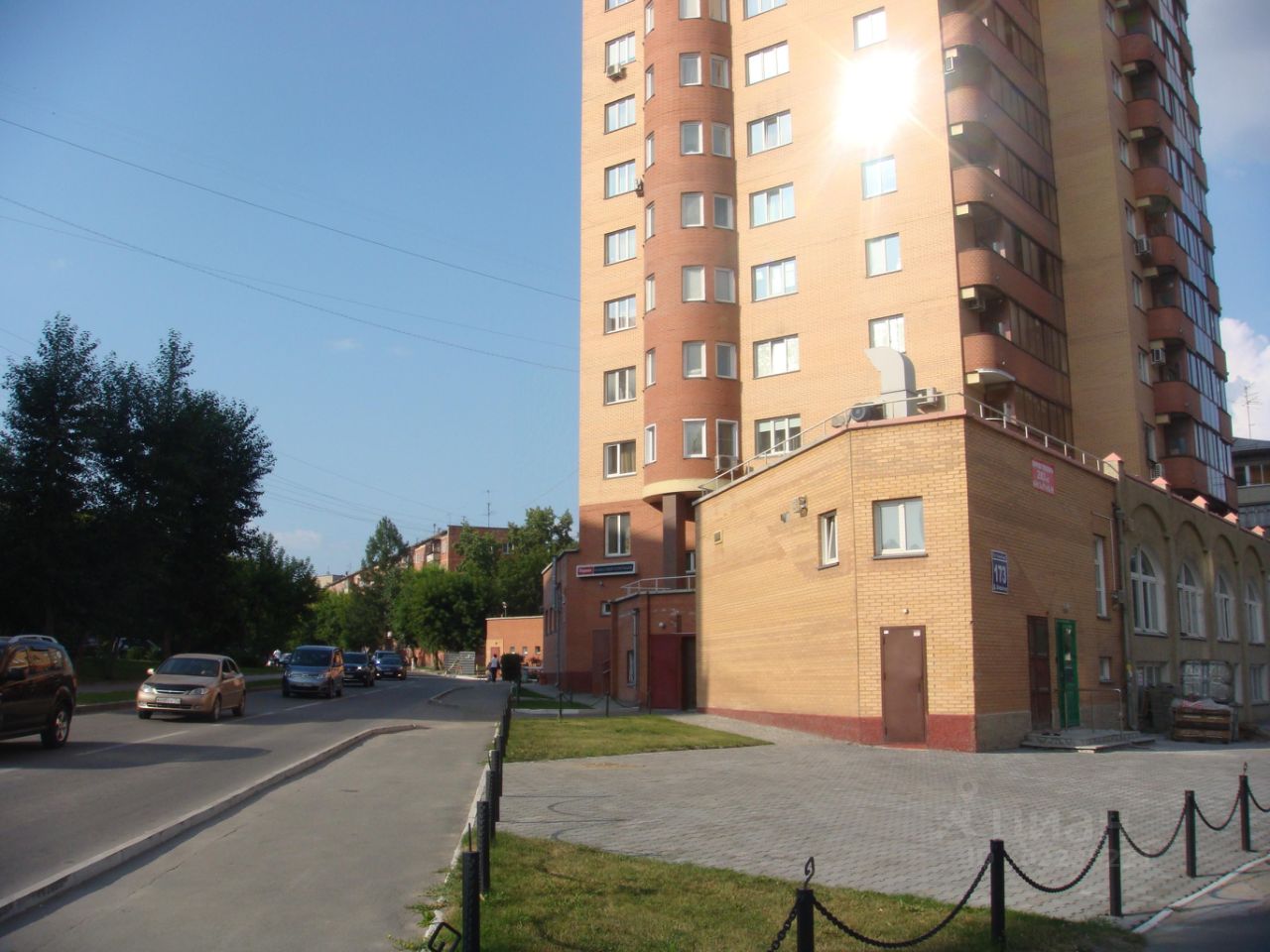 Здание выполнено в современном архитектурном стиле с элементами кирпичной отделки. Видны большие окна, что придает фасаду светлый и открытый вид. Структурные особенности включают многоквартирную компоновку с балконами, расположенными на разных уровнях. Основная зона — это входная группа, оформленная с использованием плитки и с удобным доступом. Цветовая гамма варьируется от светло-коричневого до терракотового, что создает гармоничный вид. Отделка включает стеклянные элементы и металлические детали, подчеркивающие современный стиль здания.