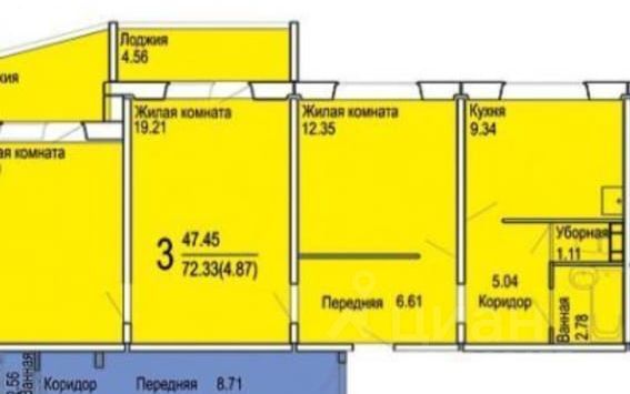 На плане квартиры представлены три жилые комнаты, кухня и коридор. Основная жилая комната площадью 19.21 м² выделяется просторностью и возможностью размещения мебели. Вторая жилая комната имеет площадь 12.35 м², а третья комната — 4.56 м², что подходит для использования как кабинет или детская. Кухня площадью 9.34 м² имеет удобную планировку. Коридор соединяет все помещения, обеспечивая легкий доступ. Все комнаты окрашены в яркий желтый цвет, что создает ощущение света и простора. Размеры помещений указаны, что помогает в планировании интерьера.