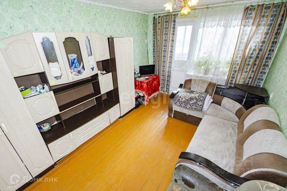 Уютная 4-комнатная квартира, 80.6 кв.м, 1 этаж, просторная гостиная, светлые обои, выход на балкон, Екатеринбург. Без отделки.