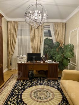 4-комн.кв., 234 м², этаж 4