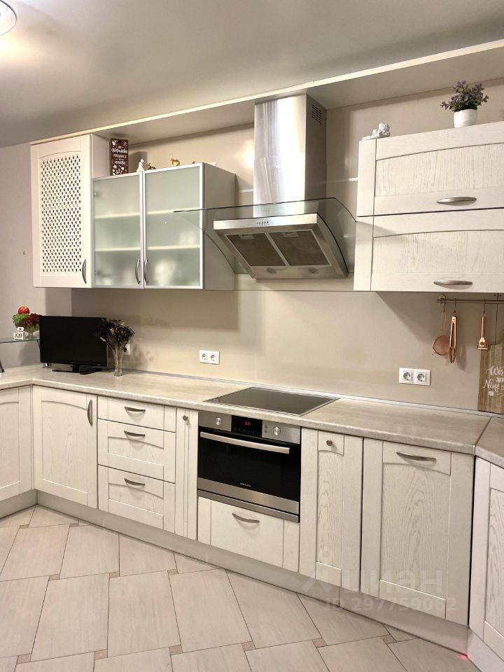 Продаю двухкомнатную квартиру 67.9м² просп. Королева, 65, Санкт ...