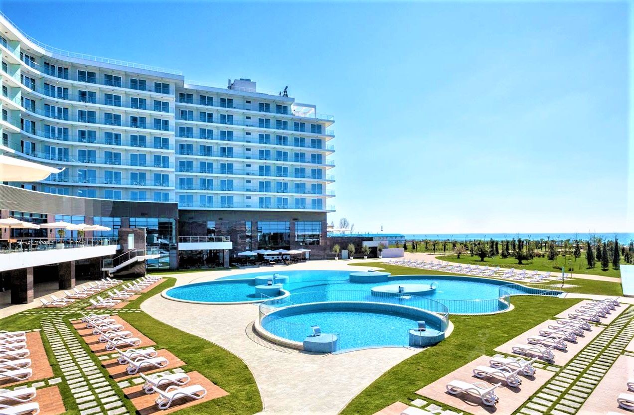 Пляж radisson collection. Рэдиссон Парадиз Адлер. Отель Рэдиссон коллекшн Сочи. Radisson collection Paradise Resort & Spa, Sochi, Сочи. Отель Radisson Blu Paradise Resort & Spa 5*.