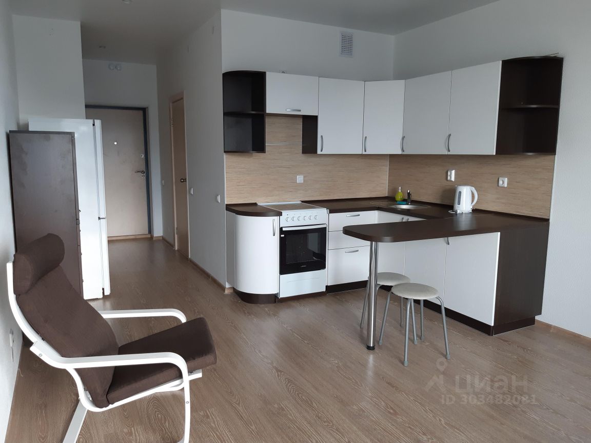 Светлая квартира 30 кв.м на 24 этаже в Екатеринбурге. Современная кухня с техникой, уютная зона отдыха, свежий ремонт.