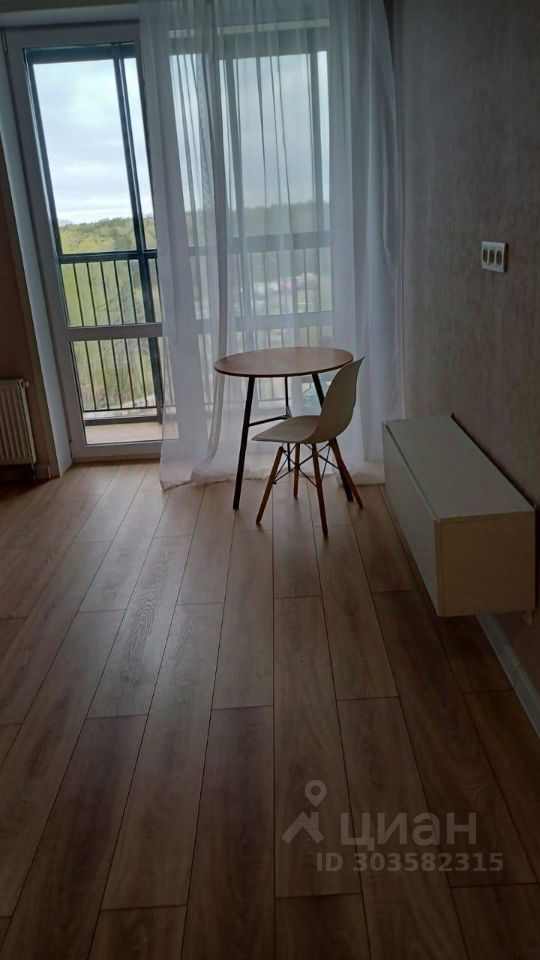 Светлая квартира с видом на природу. Просторная комната, балкон, качественный ламинат. Отличное место для жизни в Екатеринбурге.