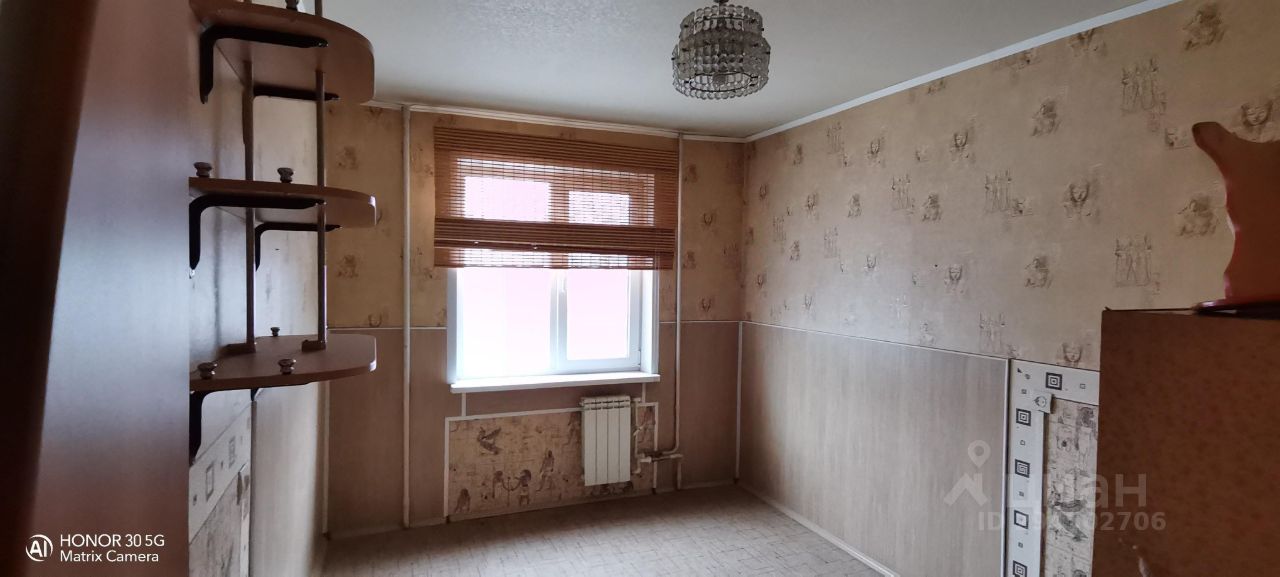 Просторная квартира, 3 этаж, 2 комнаты, 55 кв.м, кухня 10 кв.м, Екатеринбург. Светлая комната, окно с жалюзи, радиатор отопления.