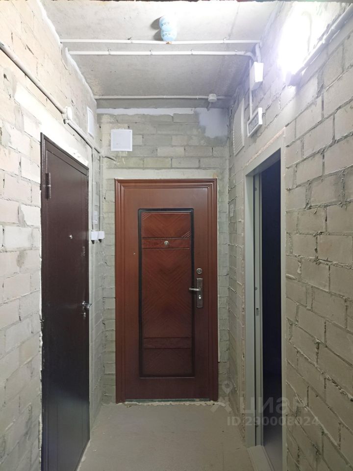 Продается помещение свободного назначения в Барнауле, 9.92 кв.м, без отделки, цокольный этаж. Идеально для офиса или склада.