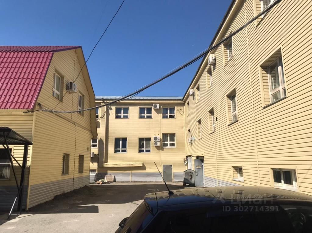 Сдается помещение свободного назначения в Барнауле, 3 этаж, общая площадь 28 кв.м. Удобное расположение, светлое здание, просторный двор.