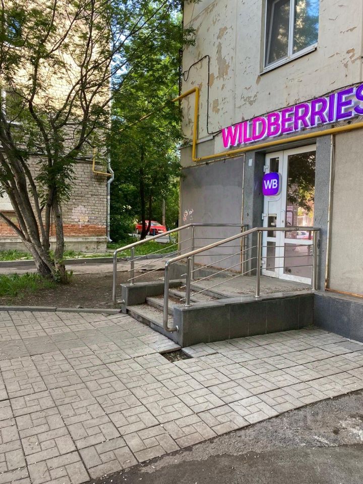 Помещение 66.2 кв.м на 1 этаже в Екатеринбурге. Удобный вход, рядом зелёная зона. Подходит для коммерческой аренды.
