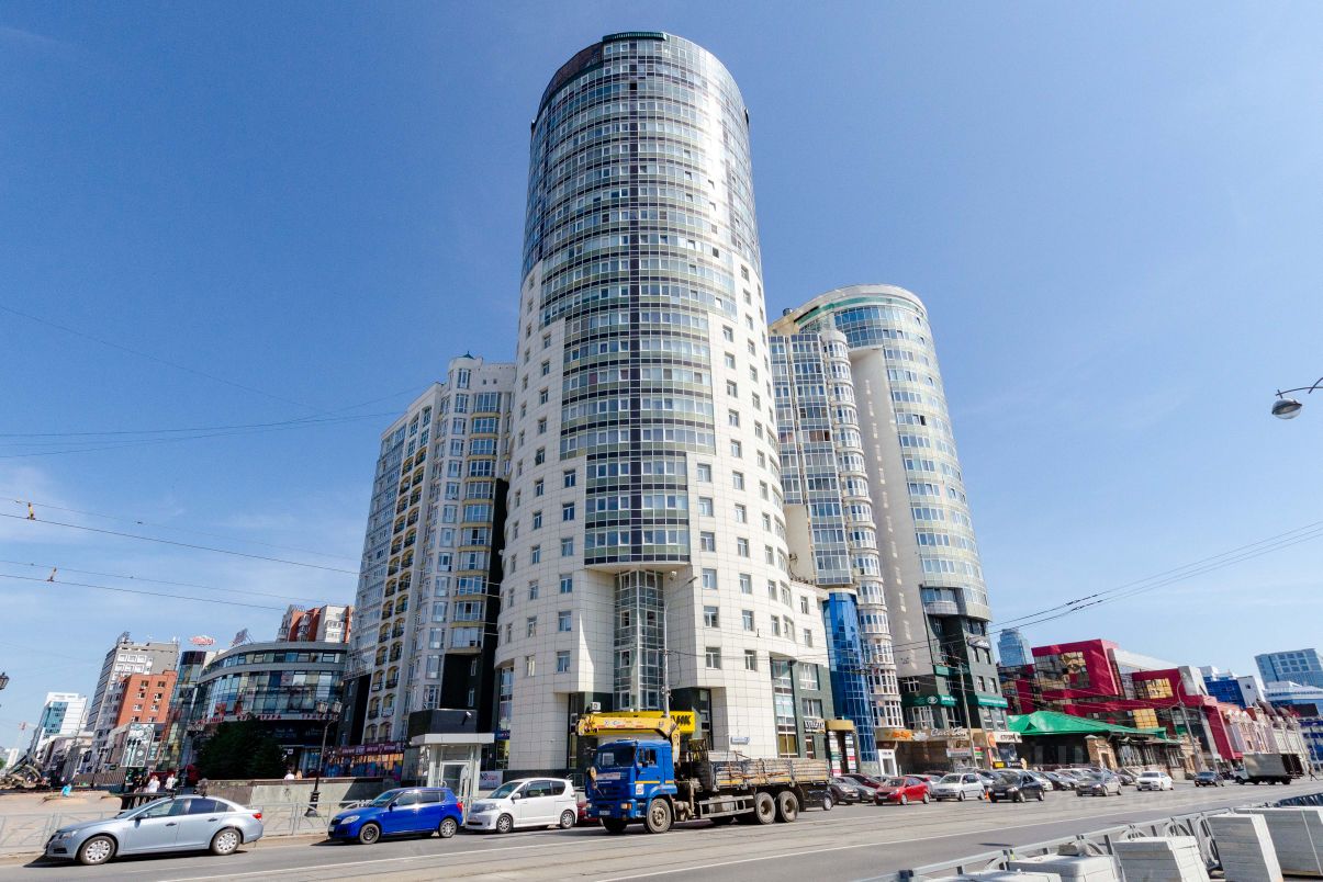 Современное здание в центре Екатеринбурга, просторное помещение 255.6 кв.м, свободного назначения, без отделки, -1 этаж