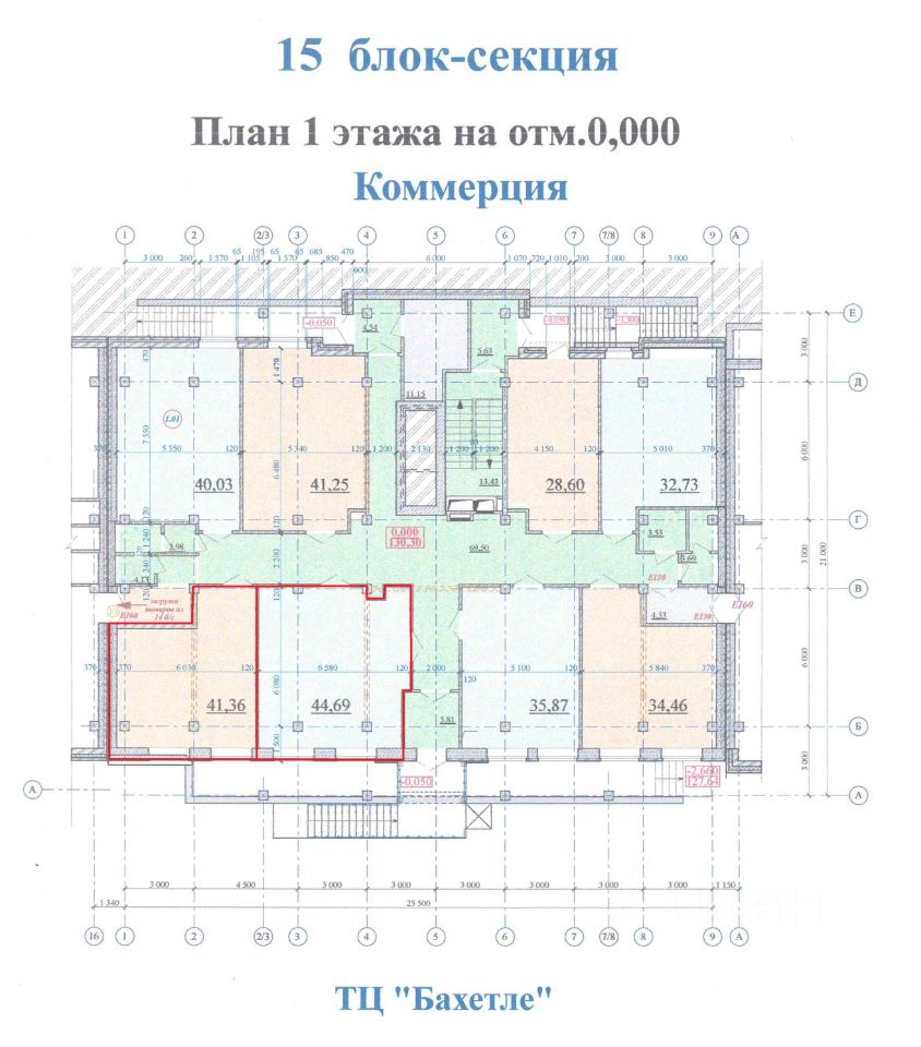 На плане первого этажа представлено коммерческое помещение с четкой функциональной планировкой. Основные зоны разделены перегородками, что создает несколько отдельных помещений различного назначения. В центре расположены общие пространства, обеспечивающие удобный доступ. Стены обозначены с использованием различных размеров, что позволяет выделить большие и маленькие комнаты. Цветовая схема включает нейтральные оттенки, а также акценты в красном для выделения отдельных участков. Материалы, вероятно, включают бетон и гипсокартон, что характерно для современных коммерческих зданий.