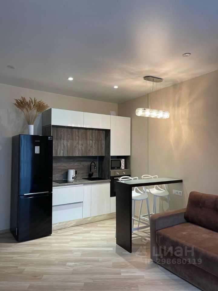 Современная кухня в новостройке в Екатеринбурге. Просторная, светлая, с новой техникой и стильным дизайном. Идеально для комфортной жизни.