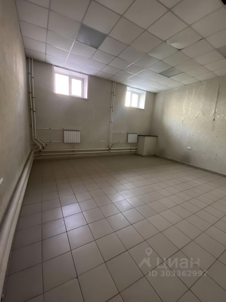 Сдается офис 36 кв.м в Барнауле. Помещение без отделки, цокольный этаж, светлое с двумя окнами, плиточный пол.