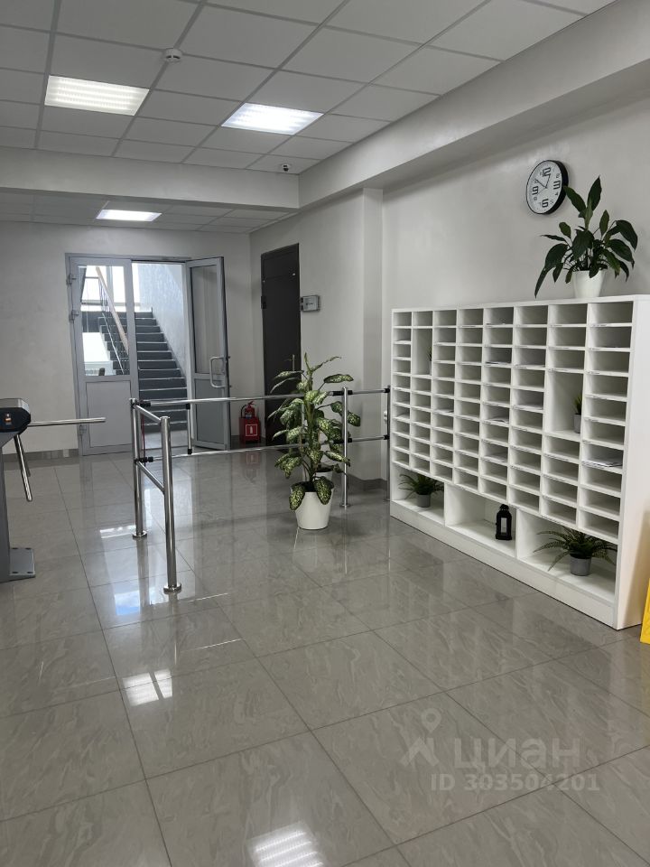 Светлый офис 49.1 кв.м на 2 этаже в Екатеринбурге. Современный интерьер, удобный доступ, просторное помещение.