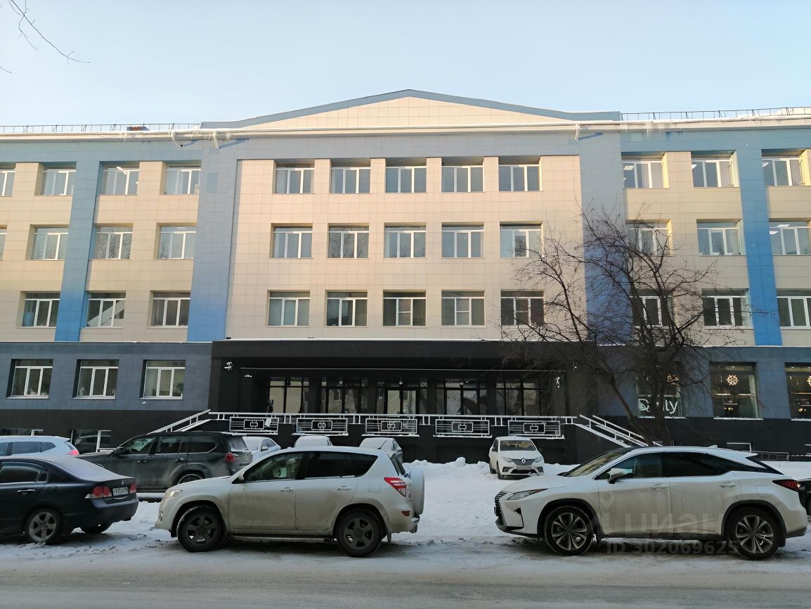 Современное офисное здание, 4-й этаж, 23.3 кв.м, Екатеринбург. Просторная парковка, удобное расположение.