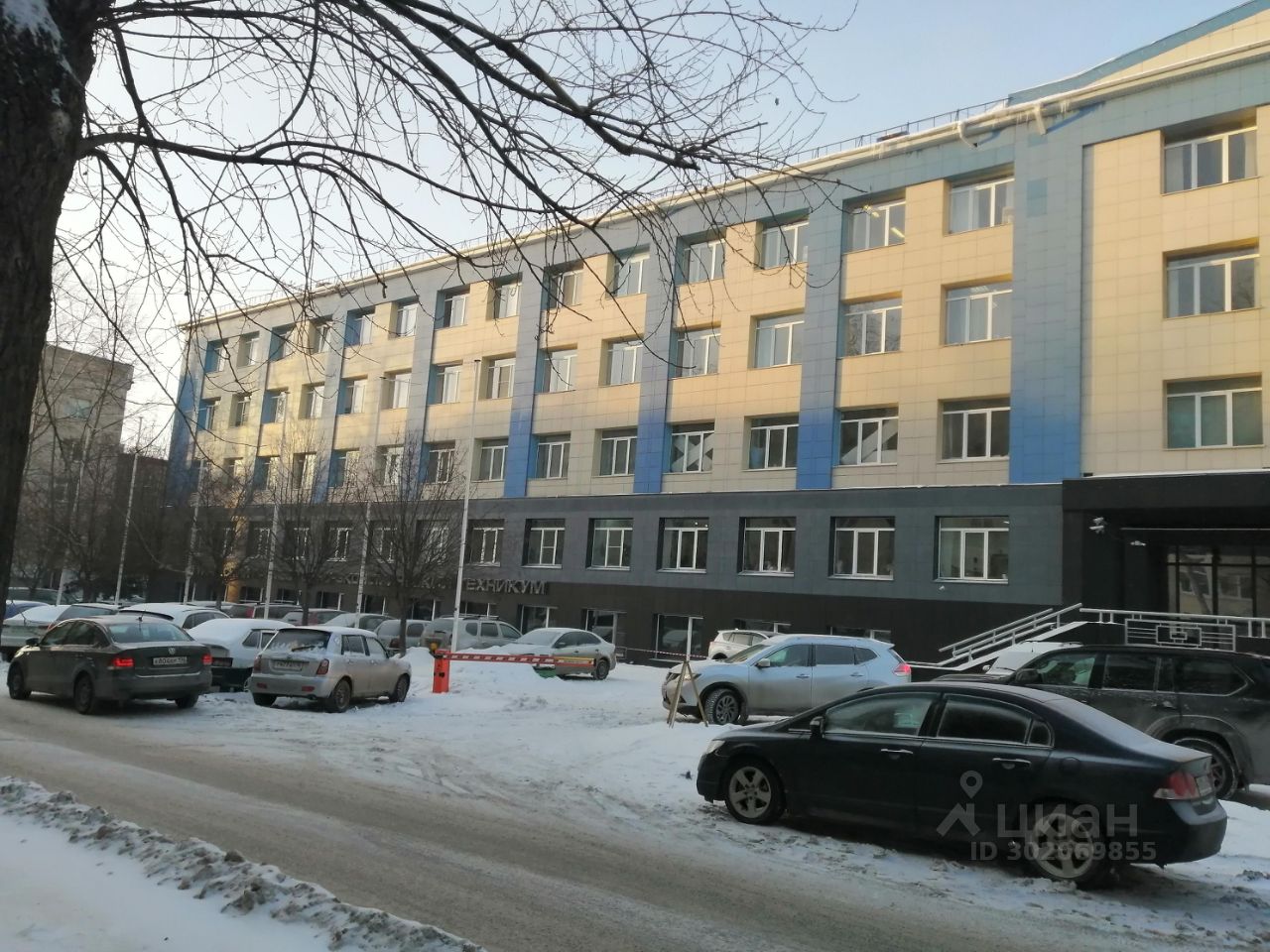 Офис 30.7 кв.м на 4 этаже в Екатеринбурге. Современное здание с парковкой. Без отделки. Удобное расположение.