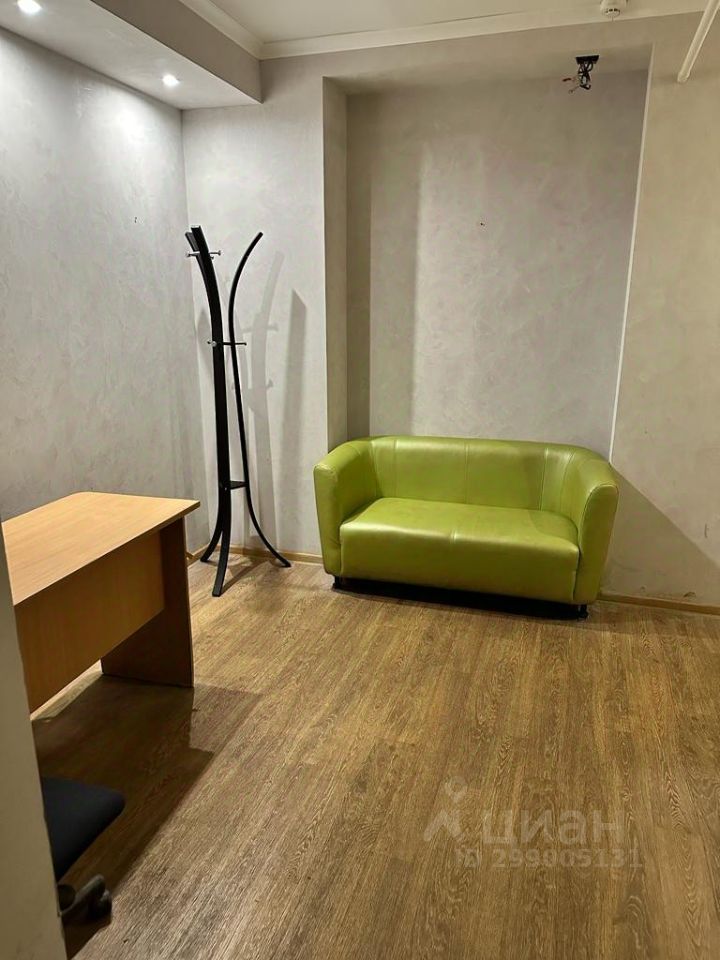 Светлый офис 30 кв.м. в Екатеринбурге. Современный интерьер, удобный диван, рабочий стол. Аренда на -1 этаже.