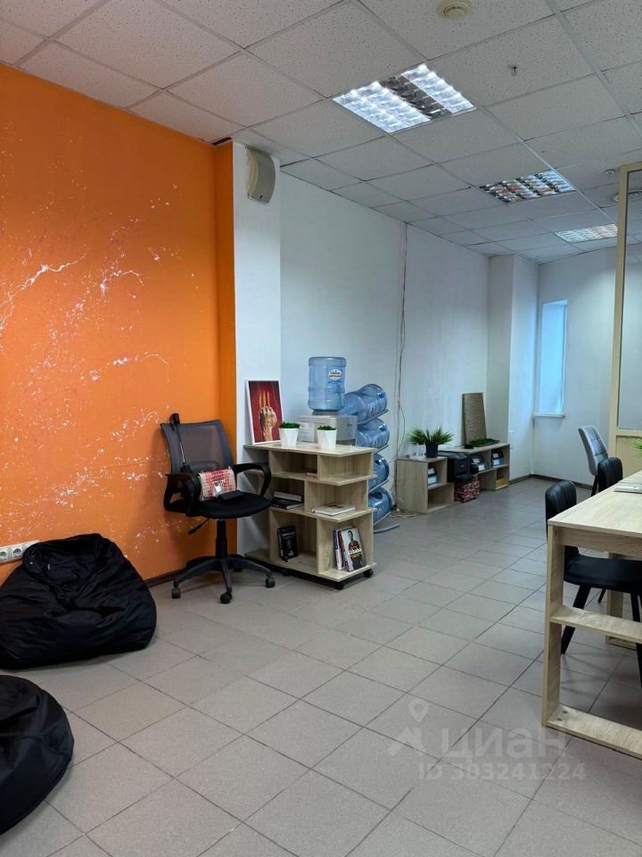 Светлый офис 30 кв.м на 5 этаже в Екатеринбурге. Яркая стена, удобная мебель, кулер с водой, полки для хранения.