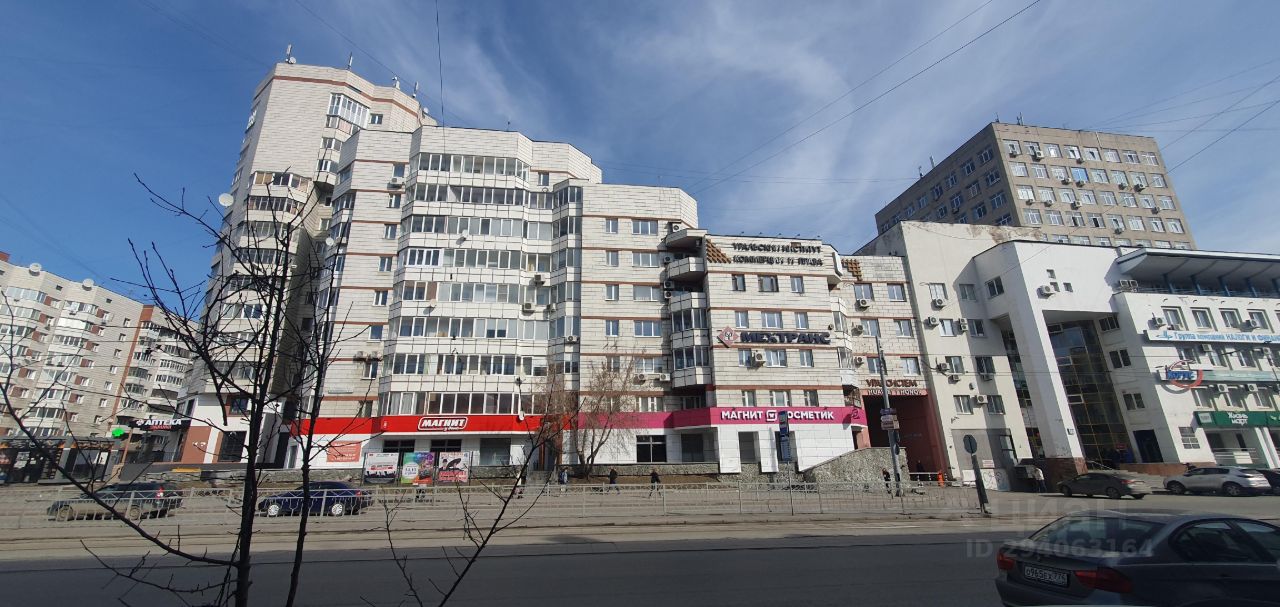 Продается офис 137 кв.м на 6 этаже в Екатеринбурге. Здание с магазинами на первом этаже, удобное расположение, развитая инфраструктура.