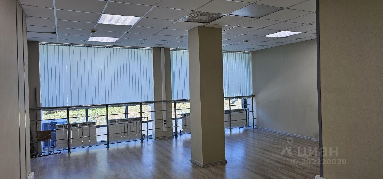 Светлый офис 41,2 кв.м на 2 этаже в Екатеринбурге. Просторное помещение без отделки с большими окнами и современным освещением.