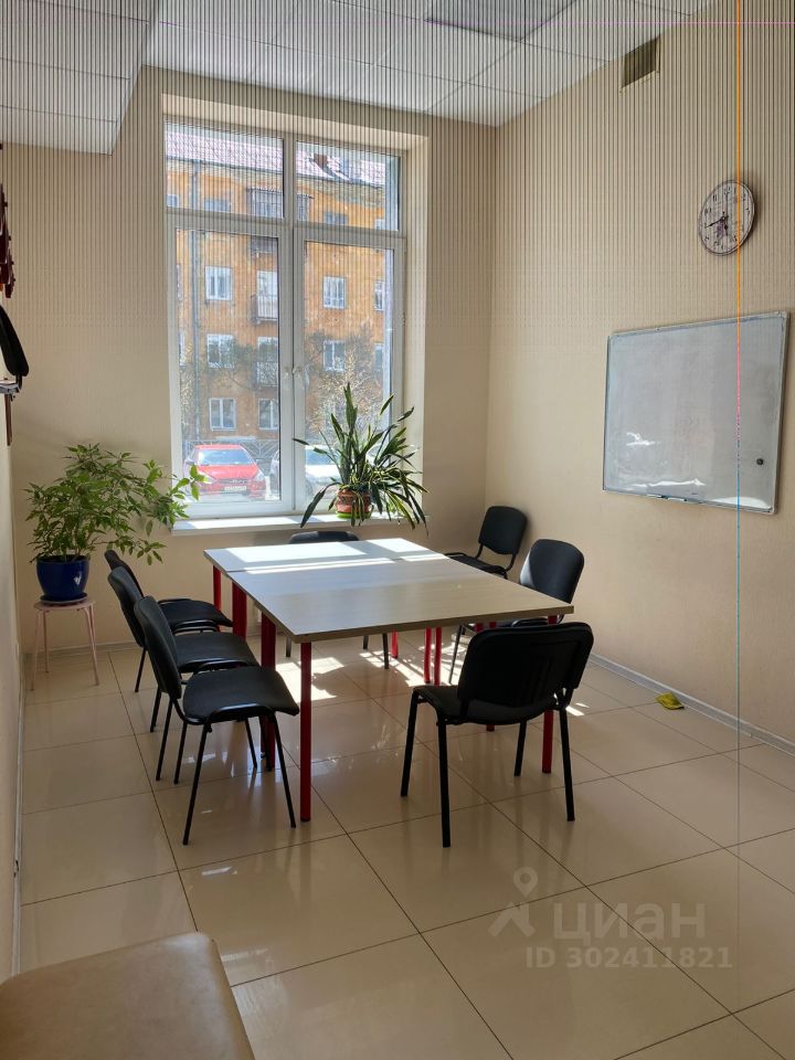 Светлый офис 53 кв.м. на 1 этаже в Екатеринбурге. Просторное помещение с большими окнами. Без отделки.